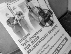 Plakate des Volksbegehrens für mehr Krankenhauspersonal