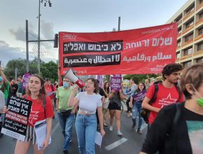 Mitglieder von Maavak Sotzialisti auf einer Friedensdemo in Tel Aviv