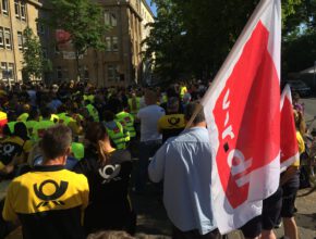 Kundgebung während des Post-Streiks 2015 in Köln