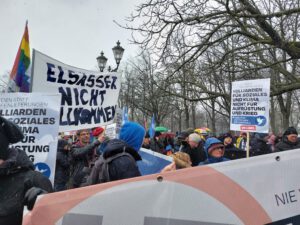 Demo in Berlin: Transparent "Elsässer nicht willkommen"